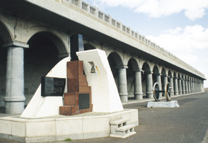 稚泊航路記念碑と北防波堤ドーム