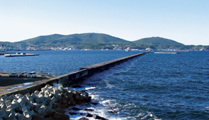 一直線に延びる小樽港外洋防波堤