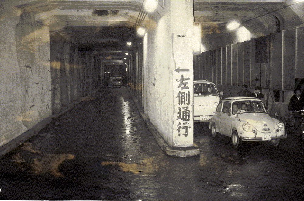 自動車が通行していた頃のトンネル内部