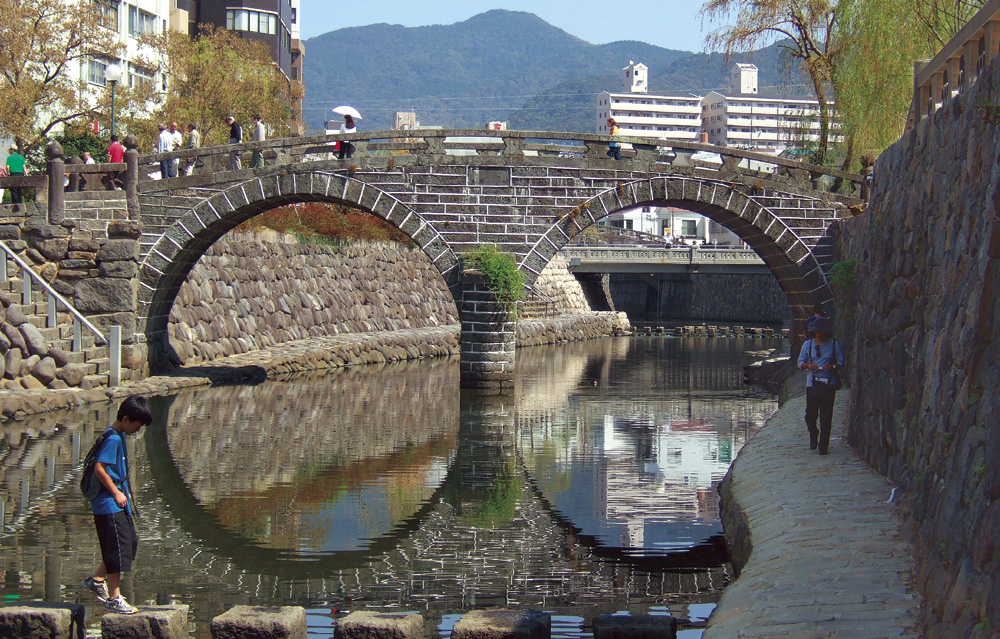川面に映る姿が双円形を描く眼鏡橋