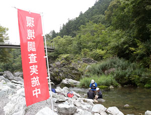 昆虫や魚をかってにとってはいけないため、許可（きょか）をとって調査する。赤いはたは、許可をとっているしるし。