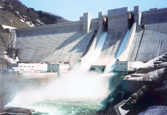 洪水（こうずい）をふせいだり、発電したり、水道水を供給（きょうきゅう）するためにつくられるダム。写真は山形県の月山（がっさん）ダム。　写真提供：建設技術研究所