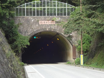 佐目（さめ）トンネル。滋賀県彦根市（しがけんひこねし）から三重県津市（みえけんつし）を結ぶ国道のとちゅうにある。　写真提供：建設技術研究所