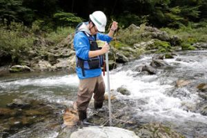 川の深さをはかっているところ