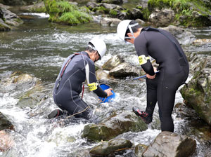 安全のために服そうにも注意が必要だ。ヘルメットは必ず着用。水に入る作業は、ウェットスーツを着ることも。