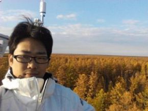 大学生のとき、シベリアへ環境調査に行った。これは、タワーの頂上(ちょうじょう)からとった写真。シベリアの広大な森林が広がっている。
