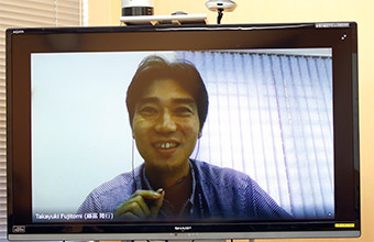 ダッカにいる藤冨さん。インターネットのビデオ通話で話をきかせてもらった。