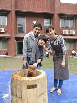 藤冨さんのご家族。長期滞在(ちょうきたいざい)をするときはいっしょに引っ越(こ)す。