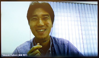 笑顔で夢について話す藤冨さん。今の仕事はとてもやりがいがあるそうだ。